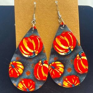 🍂NWOT fall pumpkin tear dropped hook earrings